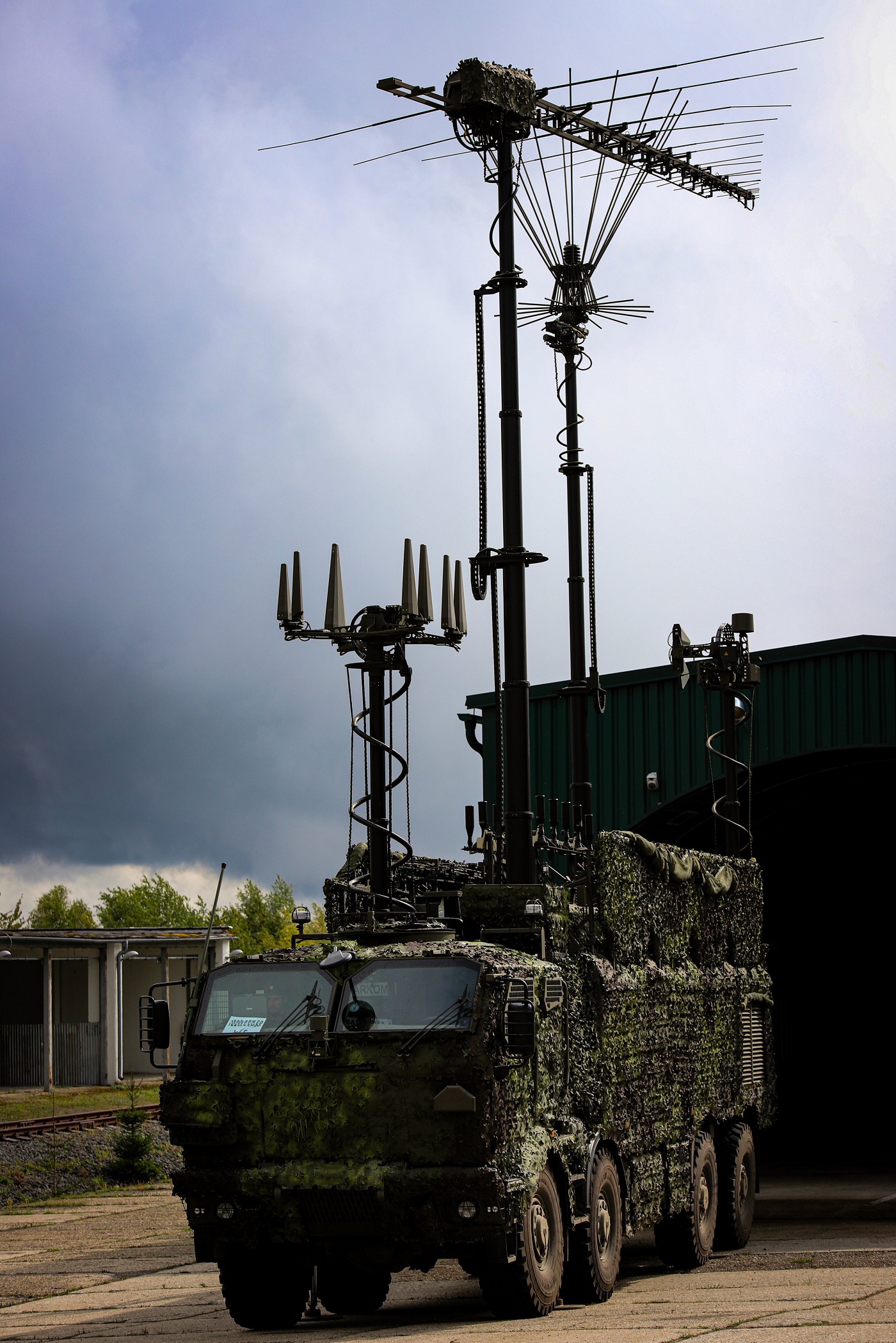 The STARKOM jamming system includes an automatic deployment system of its antennas, coupled with a self-sustaining power supply, which distinguishes it from other electronic warfare systems