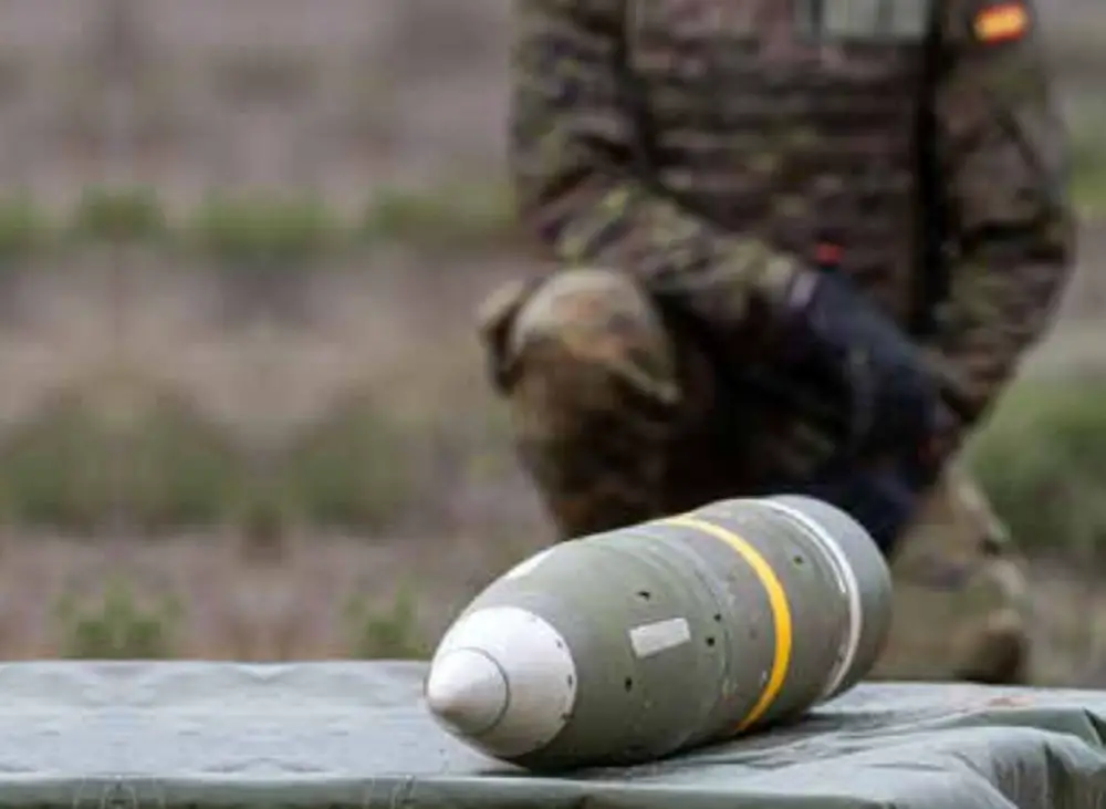 M982 Excalibur 155 mm guided artillery shell