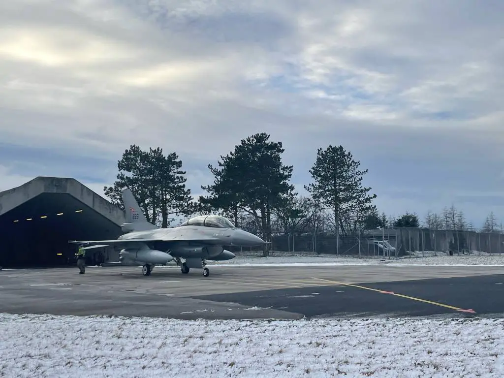 A Norwegian F-16 arrives in Denmark.
