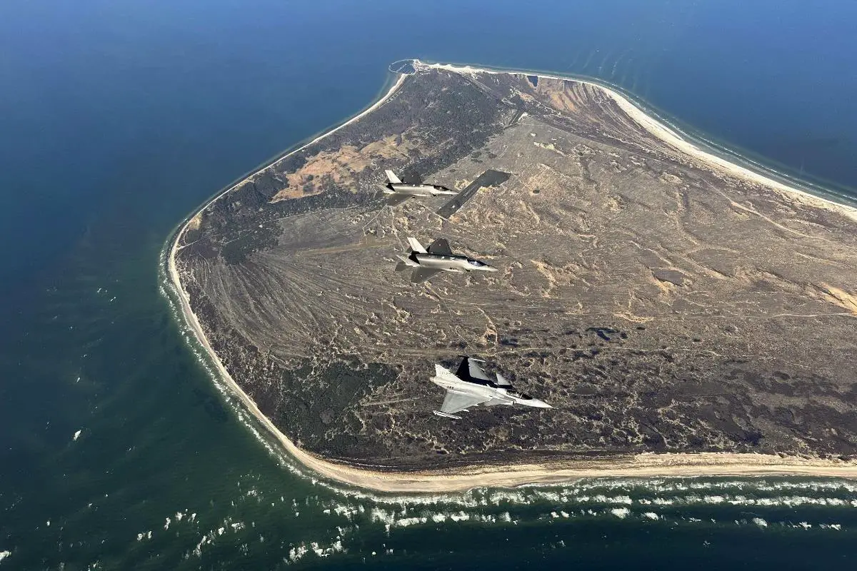 Danish F-35 and Swedish JAS-39 Gripen fighter jets flew aerial combat training drills in Danish airspace over Kattegat waters. Photo by Swedish Air Force.