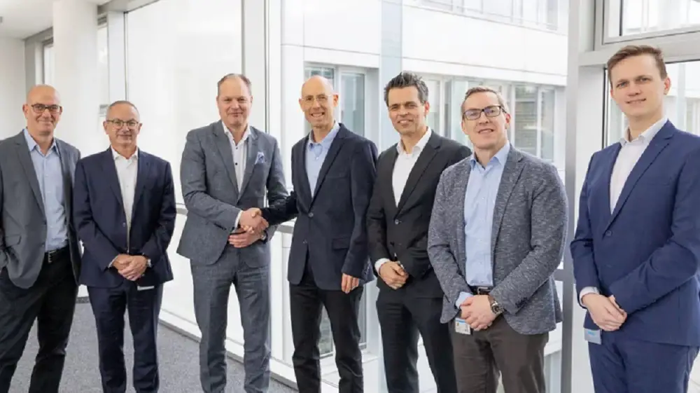 Christoph Otten, CEO of ESG and Ofer Yarden, CEO of Omnisys, shake hands to confirm the cooperation agreement (3rd and 4th from left). Next to them, from left to right: Ariel Yonatan, Dov Pearl, Matthias Will, Simon Volkmann and Roman Moritz. 