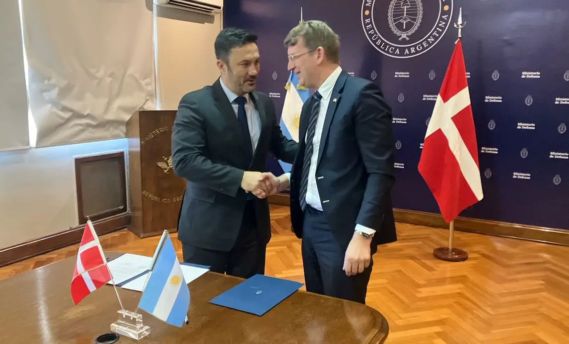 Danish Minister of Defence Troels Lund Poulsen and Argentina’s Minister of Defence, Luis Alfonso Petri.