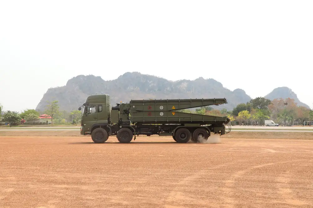 معهد تكنولوجيا الدفاع التايلاندي يختبر بنجاح النموذج الأولي لمركبة مد الجسور