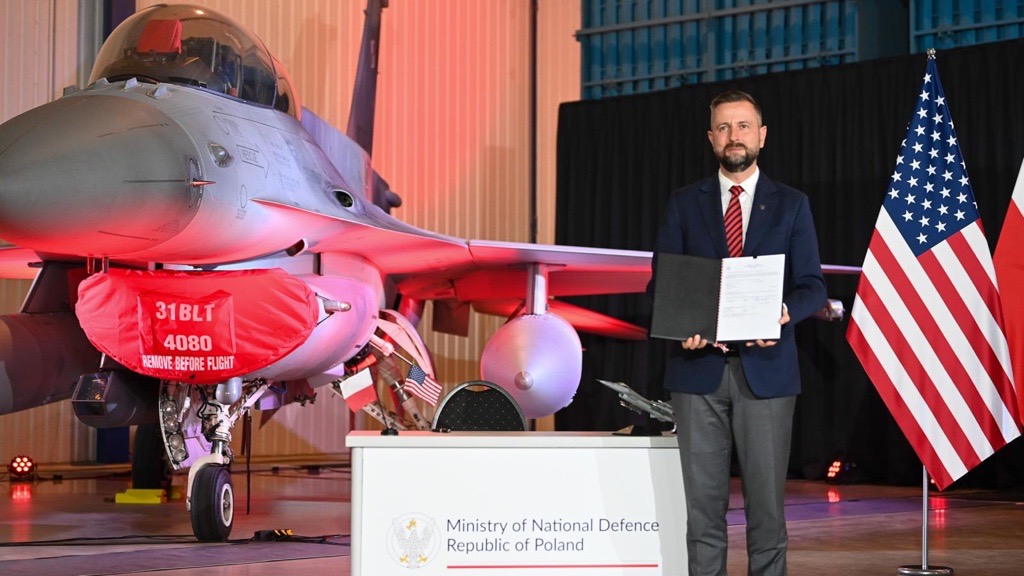 Deputy Prime Minister and Minister of National Defence Władysław Kosiniak-Kamysz signs a Letter of Offer and Acceptance to modernize Poland’s F-16 fleet to the advanced Viper configuration, enhancing the nation’s air defense and NATO interoperability.