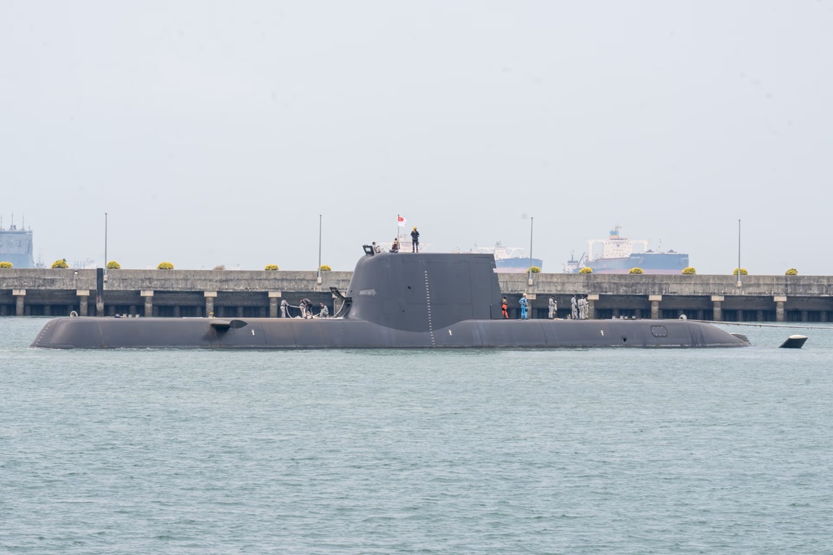 The Republic of Singapore Navy’s Invincible-class submarine, Illustrious, sailing into RSS Singapura – Changi Naval Base.