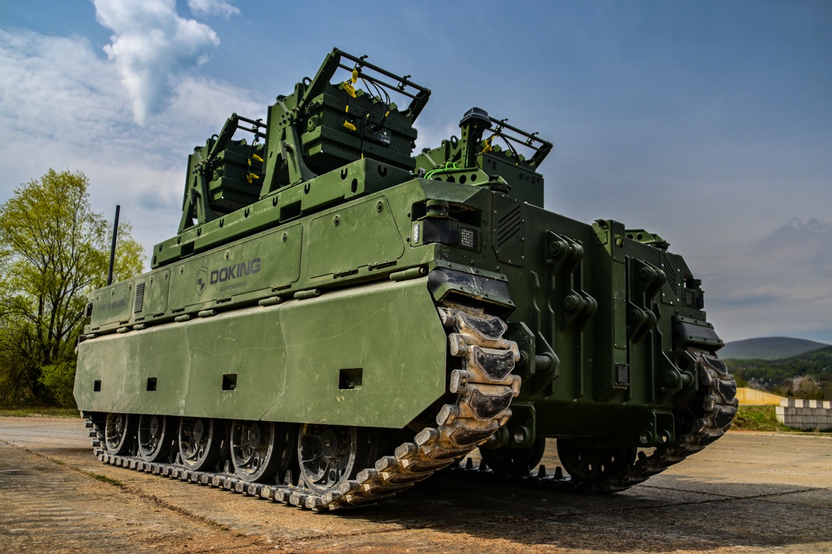 DOK-ING’s MV-8 KOMODO hybrid unmanned ground vehicle (UGV) with DND’s SKORPION2 Scatterable Anti-Tank System