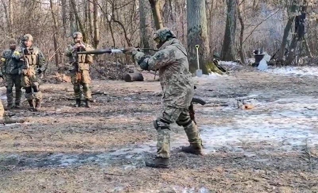Ukrainian Forces Takes Delivery of Polish RPG-76 Komar Rocket-propelled Grenade