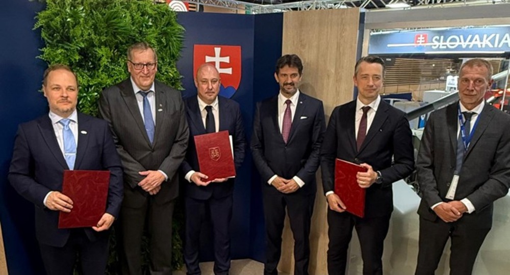 From left: Jussi Järvinen, EVP Protected Mobility, Patria; Panu Routila, President and CEO of Patria; Martin Catlos, National Armaments Director at the Slovak Ministry of Defence; Robert Kaliňák, Deputy Prime Minister and Minister of Defence of Slovakia; Director General Olli Ruutu, Head of the Resource Policy Department at the Finnish Defence Forces; and Daniel Duchon, Chairman of the Board of Konstruktа.
