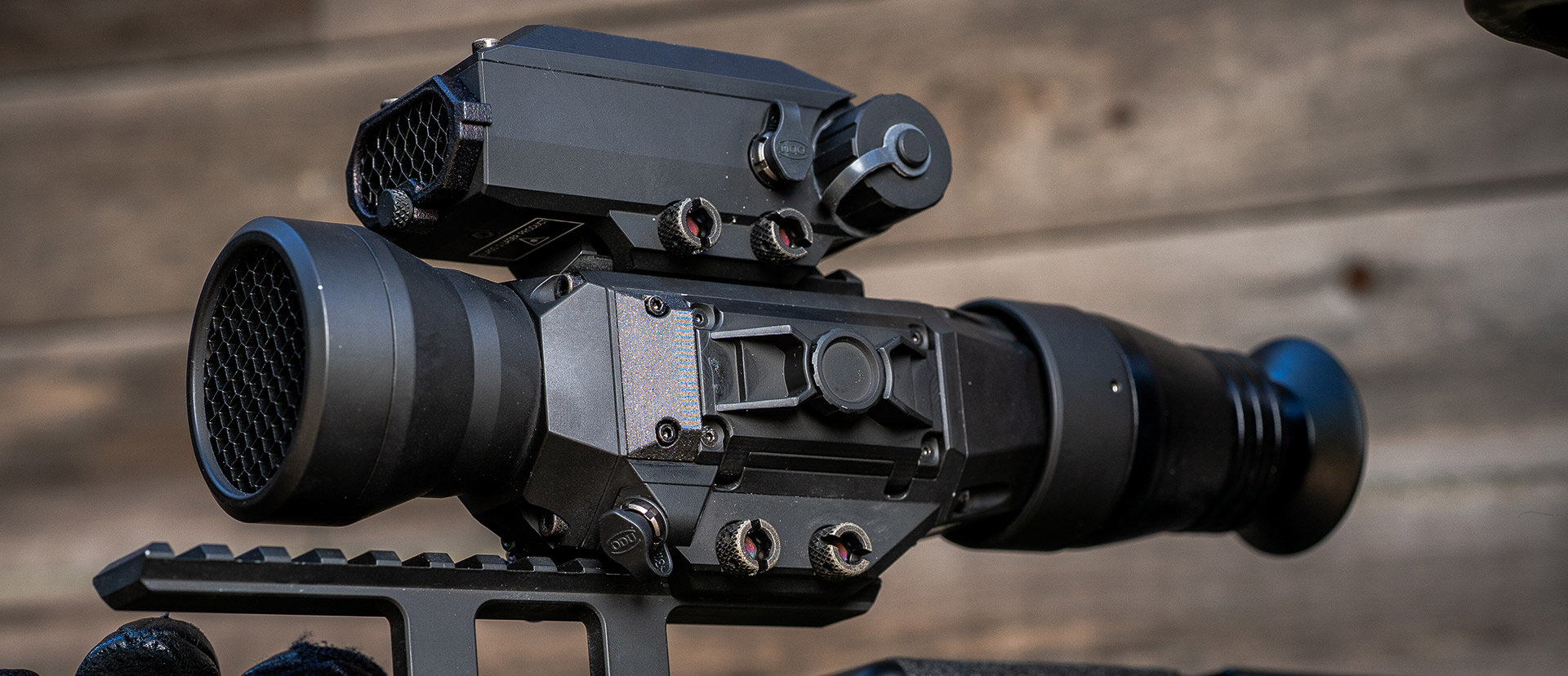 OSKAR TWS compact and accurate multi-weapon thermal smart sight