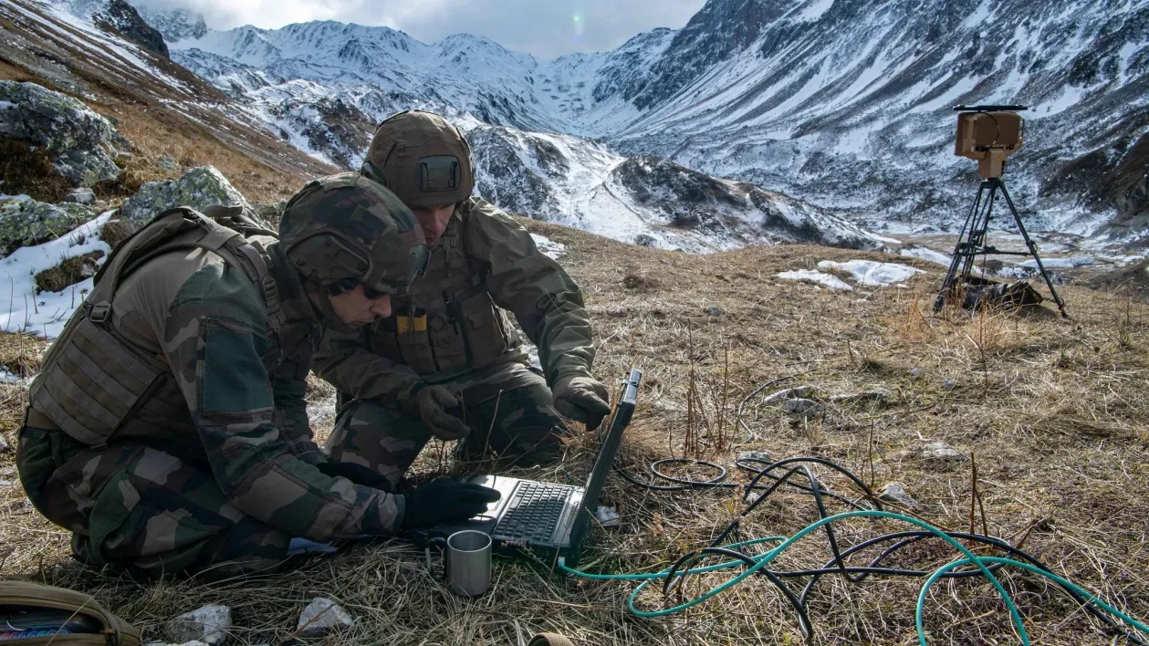 Ground Observer 12 (GO12) compact, man-pack reconnaissance and artillery radar