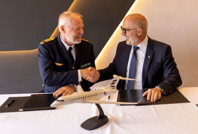 Brigadier General Carl-Frederik Edström, Director of the Air and Space Systems Division at FMV, and Paul Sislian, Executive Vice President, Aircraft Sales and Bombardier Aftermarket Services, participated in an announcement ceremony to commemorate newly signed 10-year SSA.