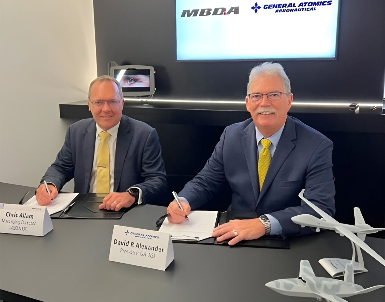 GA-ASI’s David R. Alexander (right) signs a memorandum of understanding with MBDA’s Chris Allam.
