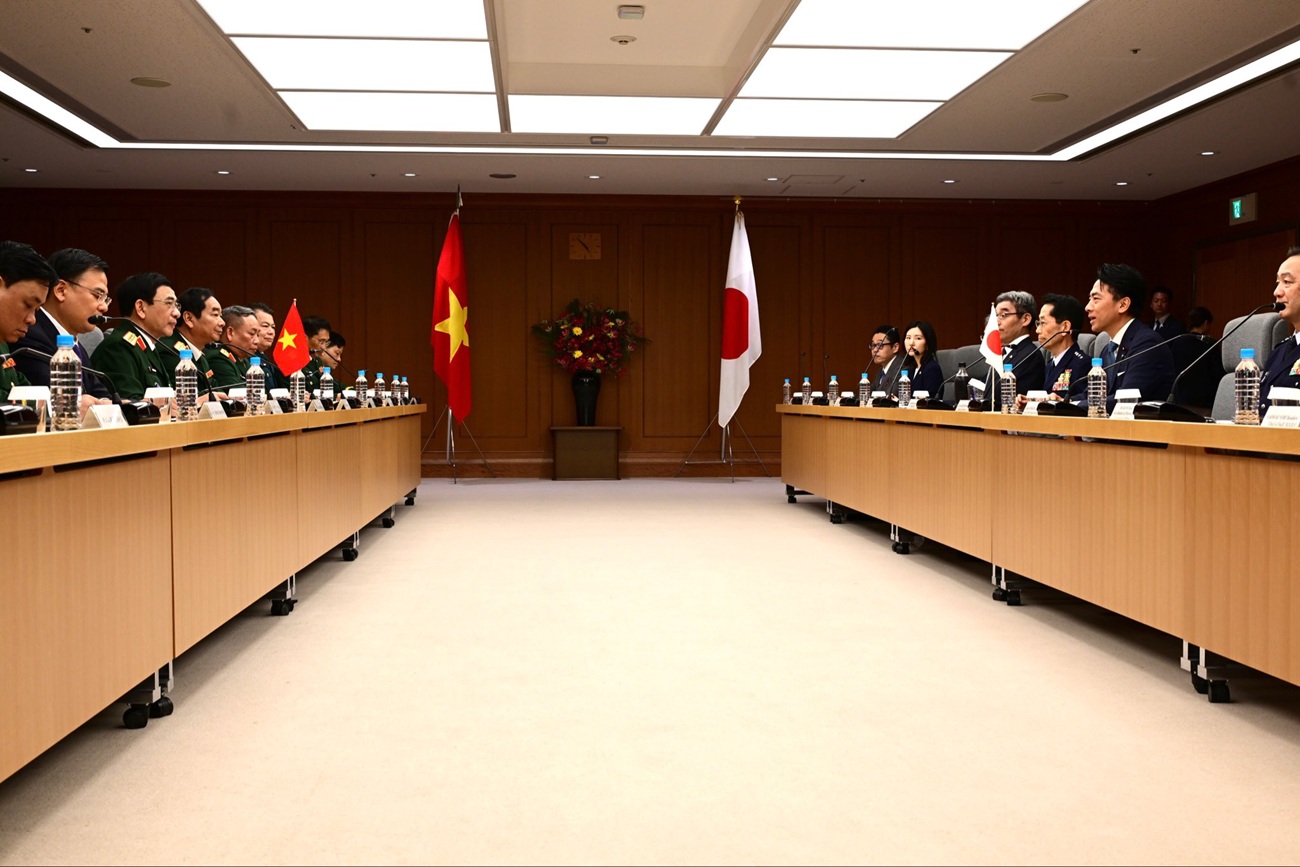 Defense Minister Koizumi held a Japan-Vietnam defense ministers' meeting with Vietnamese Deputy Prime Minister and Defense Minister Phan Van Giang on July 13, and engaged in informal discussions over lunch on July 15. 