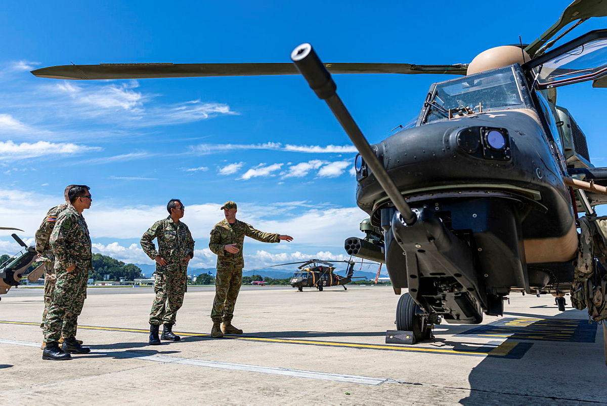 Director Malaysian Army Aviation, Brigadier General Mohd Zaki bin Abu visits Australian Army members from 1st Aviation Regiment, to tour the Tiger Armed Reconnaissance helicopter during Exercise Keris Strike 26 in Sabah, Malaysia.